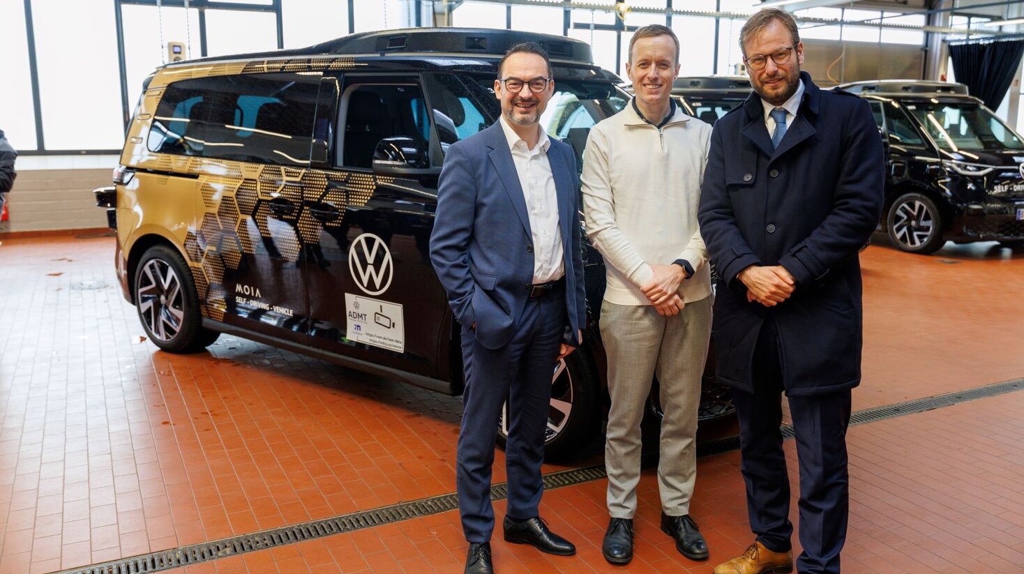 Autonomes Ridepooling in Hamburg wird nun erlebbar. Bei einem Termin mit Dr. Anjes Tjarks, Hamburger Senator für Verkehr und Mobilitätswende, konnten sich Medienvertreter*innen einen Überblick verschaffen. 