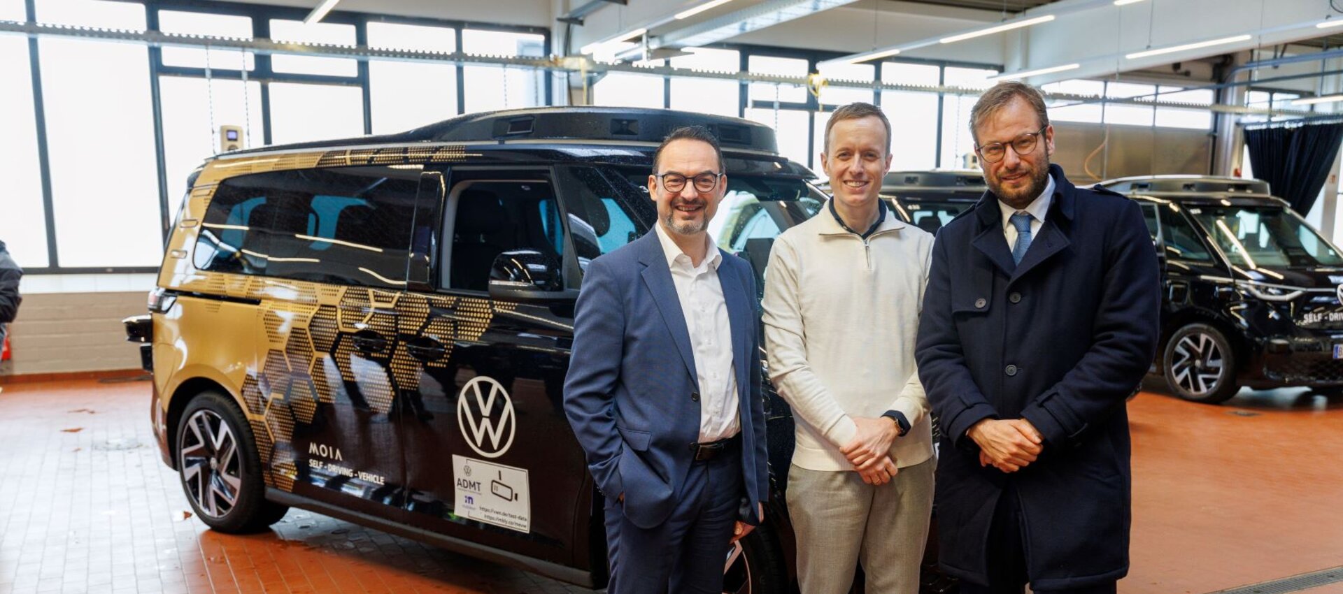 Autonomes Ridepooling in Hamburg wird nun erlebbar. Bei einem Termin mit Dr. Anjes Tjarks, Hamburger Senator für Verkehr und Mobilitätswende, konnten sich Medienvertreter*innen einen Überblick verschaffen. 