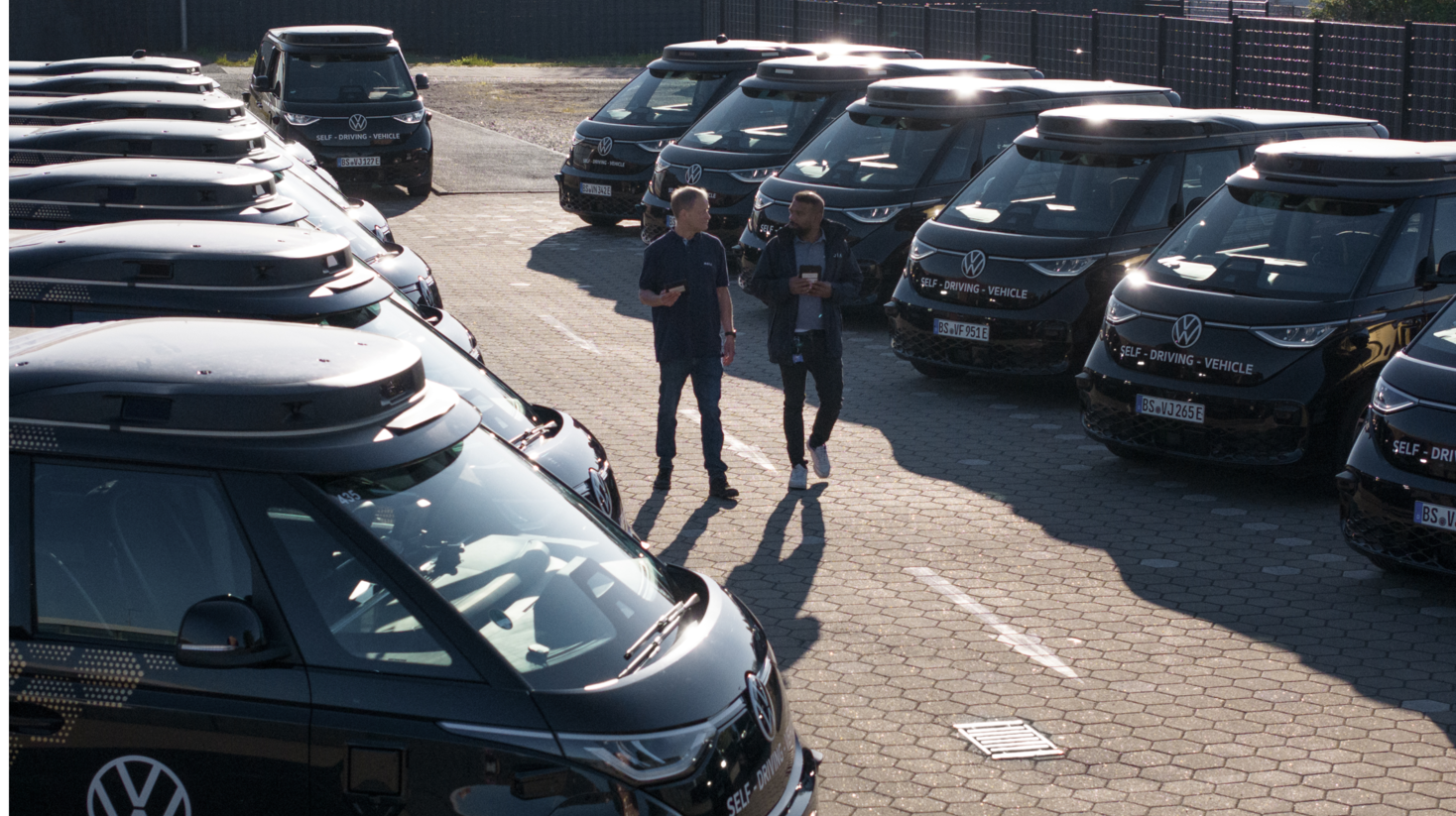     Schwarze autonome ID. Buzz Fahrzeuge von MOIA stehen auf einem Betriebshof für den Einsatz im autonomen Mobilitätsservice bereit.