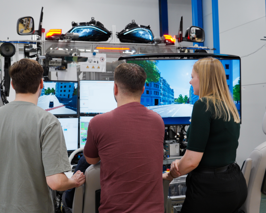 Employees working at the test bench at MOIA