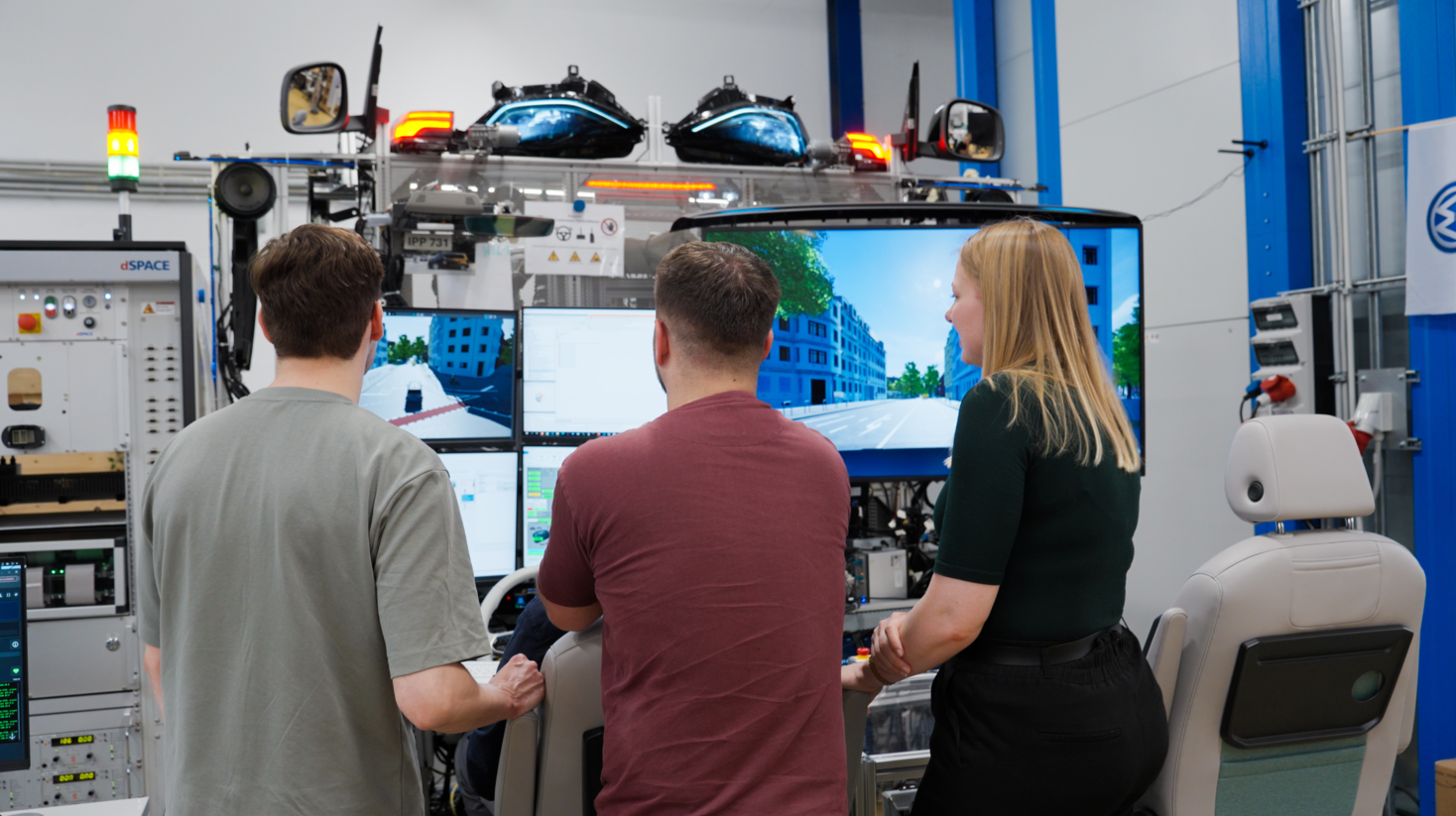 Employees working at the test bench at MOIA