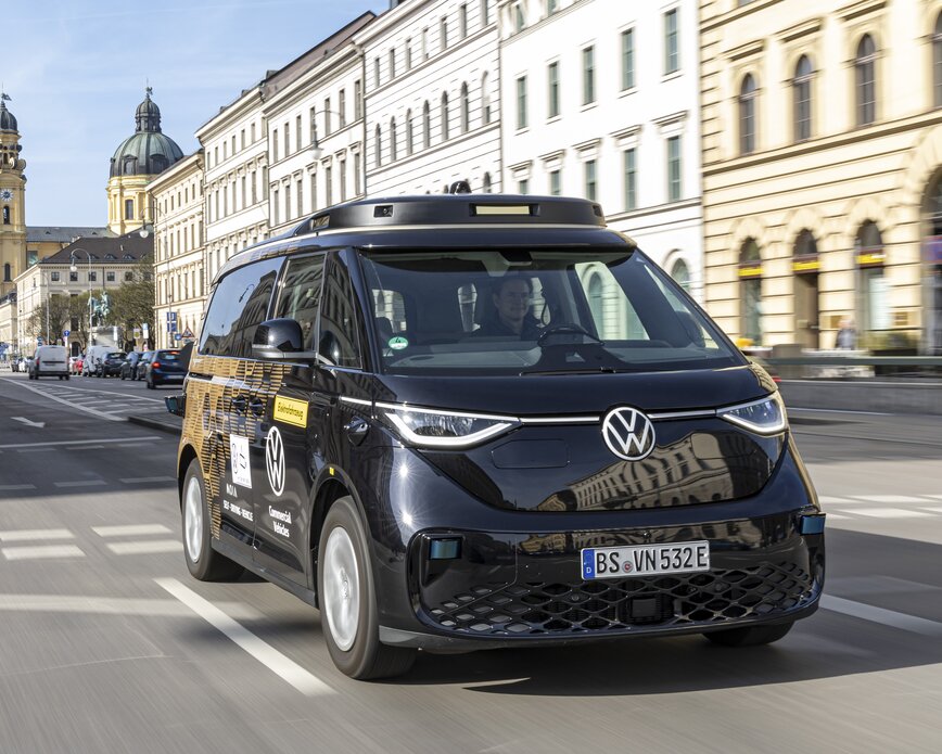 Autonom fahrendes Fahrzeug auf einer städtischen Straße in München. | © MOIA
